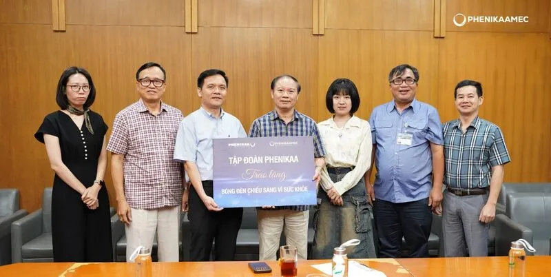 [BÓNG ĐÈN CHIẾU SÁNG VÌ SỨC KHỎE] PhenikaaMec tặng 1000 bóng đèn cho Bệnh viện Bạch Mai